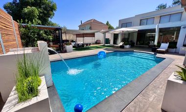 Maravillosa casa estilo mediterráneo de dos pisos, ubicada en exclusivo condominio