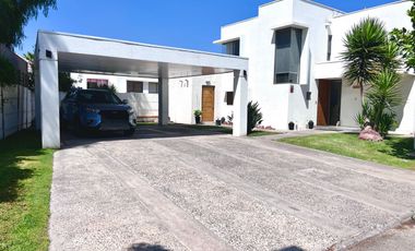 Maravillosa casa estilo mediterráneo de dos pisos, ubicada en exclusivo condominio