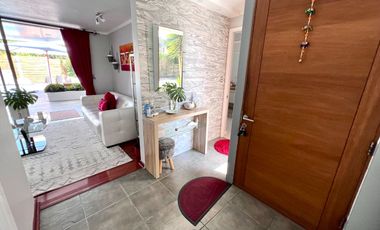 Maravillosa casa estilo mediterráneo de dos pisos, ubicada en exclusivo condominio