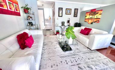 Maravillosa casa estilo mediterráneo de dos pisos, ubicada en exclusivo condominio