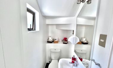 Maravillosa casa estilo mediterráneo de dos pisos, ubicada en exclusivo condominio