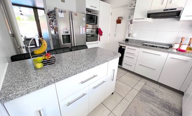 Maravillosa casa estilo mediterráneo de dos pisos, ubicada en exclusivo condominio