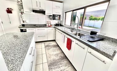 Maravillosa casa estilo mediterráneo de dos pisos, ubicada en exclusivo condominio