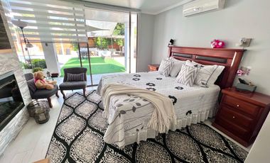 Maravillosa casa estilo mediterráneo de dos pisos, ubicada en exclusivo condominio