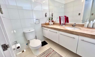 Maravillosa casa estilo mediterráneo de dos pisos, ubicada en exclusivo condominio