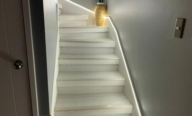 Maravillosa casa estilo mediterráneo de dos pisos, ubicada en exclusivo condominio