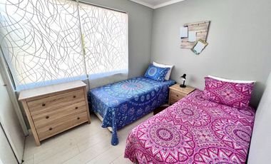 Maravillosa casa estilo mediterráneo de dos pisos, ubicada en exclusivo condominio