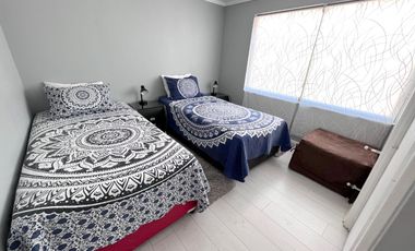 Maravillosa casa estilo mediterráneo de dos pisos, ubicada en exclusivo condominio