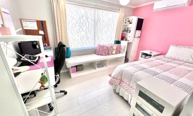 Maravillosa casa estilo mediterráneo de dos pisos, ubicada en exclusivo condominio