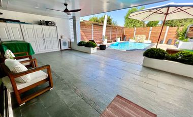 Maravillosa casa estilo mediterráneo de dos pisos, ubicada en exclusivo condominio