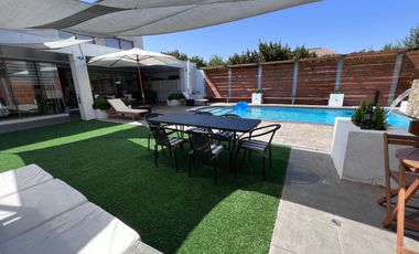 Maravillosa casa estilo mediterráneo de dos pisos, ubicada en exclusivo condominio