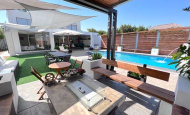 Maravillosa casa estilo mediterráneo de dos pisos, ubicada en exclusivo condominio