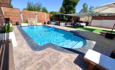 Maravillosa casa estilo mediterráneo de dos pisos, ubicada en exclusivo condominio