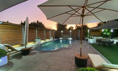 Maravillosa casa estilo mediterráneo de dos pisos, ubicada en exclusivo condominio