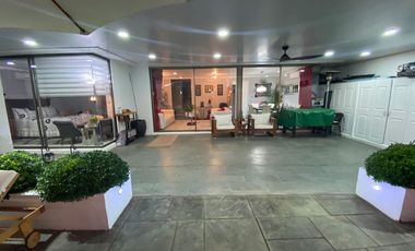 Maravillosa casa estilo mediterráneo de dos pisos, ubicada en exclusivo condominio