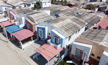 Urbanización Villa Marina - Capaes, casa de 2 pisos, 3 dormitorios y balcón.