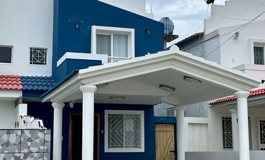 Urbanización Villa Marina - Capaes, casa de 2 pisos, 3 dormitorios y balcón.