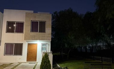 DE LAS ULTIMAS CASAS CONSTRUIDAS, EN ESQUINA CERCA DE LA ALBERCA, MODERNA E ILUMINADA, COCINA CON ALACENA