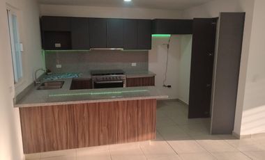 DE LAS ULTIMAS CASAS CONSTRUIDAS, EN ESQUINA CERCA DE LA ALBERCA, MODERNA E ILUMINADA, COCINA CON ALACENA