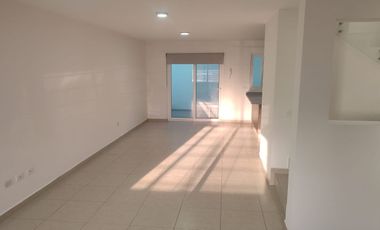 DE LAS ULTIMAS CASAS CONSTRUIDAS, EN ESQUINA CERCA DE LA ALBERCA, MODERNA E ILUMINADA, COCINA CON ALACENA