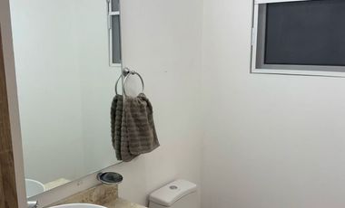 DE LAS ULTIMAS CASAS CONSTRUIDAS, EN ESQUINA CERCA DE LA ALBERCA, MODERNA E ILUMINADA, COCINA CON ALACENA