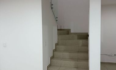 DE LAS ULTIMAS CASAS CONSTRUIDAS, EN ESQUINA CERCA DE LA ALBERCA, MODERNA E ILUMINADA, COCINA CON ALACENA