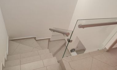 DE LAS ULTIMAS CASAS CONSTRUIDAS, EN ESQUINA CERCA DE LA ALBERCA, MODERNA E ILUMINADA, COCINA CON ALACENA