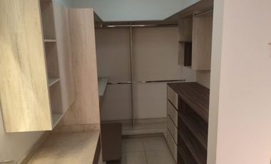 DE LAS ULTIMAS CASAS CONSTRUIDAS, EN ESQUINA CERCA DE LA ALBERCA, MODERNA E ILUMINADA, COCINA CON ALACENA