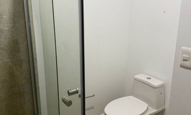 DE LAS ULTIMAS CASAS CONSTRUIDAS, EN ESQUINA CERCA DE LA ALBERCA, MODERNA E ILUMINADA, COCINA CON ALACENA