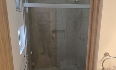 DE LAS ULTIMAS CASAS CONSTRUIDAS, EN ESQUINA CERCA DE LA ALBERCA, MODERNA E ILUMINADA, COCINA CON ALACENA