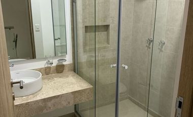 DE LAS ULTIMAS CASAS CONSTRUIDAS, EN ESQUINA CERCA DE LA ALBERCA, MODERNA E ILUMINADA, COCINA CON ALACENA