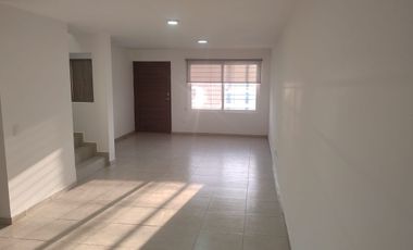 DE LAS ULTIMAS CASAS CONSTRUIDAS, EN ESQUINA CERCA DE LA ALBERCA, MODERNA E ILUMINADA, COCINA CON ALACENA