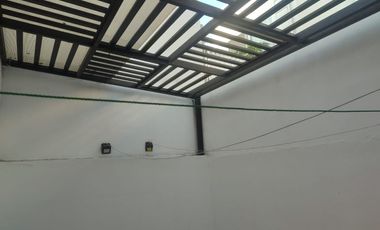 DE LAS ULTIMAS CASAS CONSTRUIDAS, EN ESQUINA CERCA DE LA ALBERCA, MODERNA E ILUMINADA, COCINA CON ALACENA