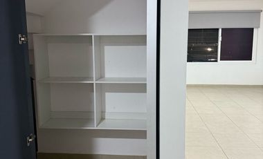 DE LAS ULTIMAS CASAS CONSTRUIDAS, EN ESQUINA CERCA DE LA ALBERCA, MODERNA E ILUMINADA, COCINA CON ALACENA