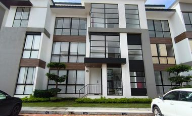 Venta departamento de estreno Riverside  sector UUES, Samborondon