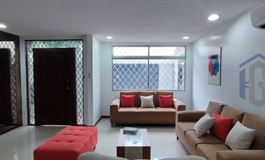 Casa remodelada en venta en el barrio Centenario - Sur de Guayaquil