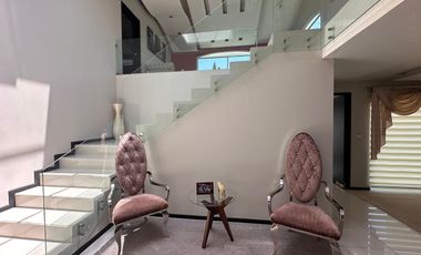 Casa en renta, amplia y luminosa en fraccionamiento exclusivo, a una cuadra de Costco y Galerías Metepec