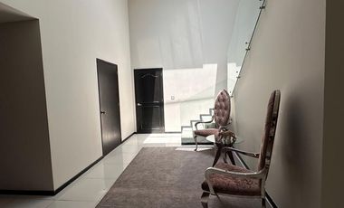 Casa en renta, amplia y luminosa en fraccionamiento exclusivo, a una cuadra de Costco y Galerías Metepec