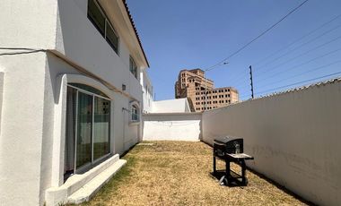 Casa en renta, amplia y luminosa en fraccionamiento exclusivo, a una cuadra de Costco y Galerías Metepec