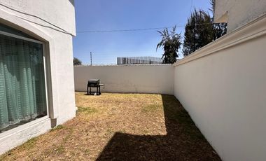 Casa en renta, amplia y luminosa en fraccionamiento exclusivo, a una cuadra de Costco y Galerías Metepec