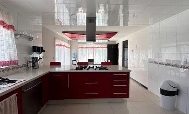 Casa en renta, amplia y luminosa en fraccionamiento exclusivo, a una cuadra de Costco y Galerías Metepec