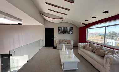 Casa en renta, amplia y luminosa en fraccionamiento exclusivo, a una cuadra de Costco y Galerías Metepec