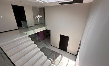 Casa en renta, amplia y luminosa en fraccionamiento exclusivo, a una cuadra de Costco y Galerías Metepec