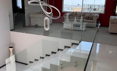 Casa en renta, amplia y luminosa en fraccionamiento exclusivo, a una cuadra de Costco y Galerías Metepec