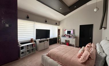 Casa en renta, amplia y luminosa en fraccionamiento exclusivo, a una cuadra de Costco y Galerías Metepec