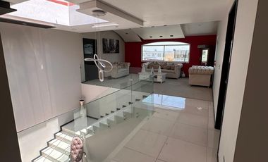 Casa en renta, amplia y luminosa en fraccionamiento exclusivo, a una cuadra de Costco y Galerías Metepec