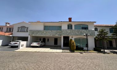 Casa en renta, amplia y luminosa en fraccionamiento exclusivo, a una cuadra de Costco y Galerías Metepec