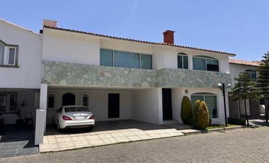 Casa en renta, amplia y luminosa en fraccionamiento exclusivo, a una cuadra de Costco y Galerías Metepec
