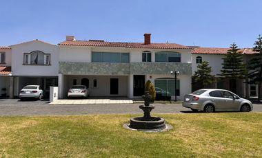 Casa en renta, amplia y luminosa en fraccionamiento exclusivo, a una cuadra de Costco y Galerías Metepec