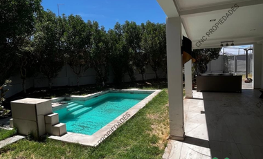 Venta de Casa amplia con piscina.